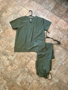 Dagacci Scrub Set Women’s Size S Olive Green V-Neck Top Cargo Pants 2 Piece GUC